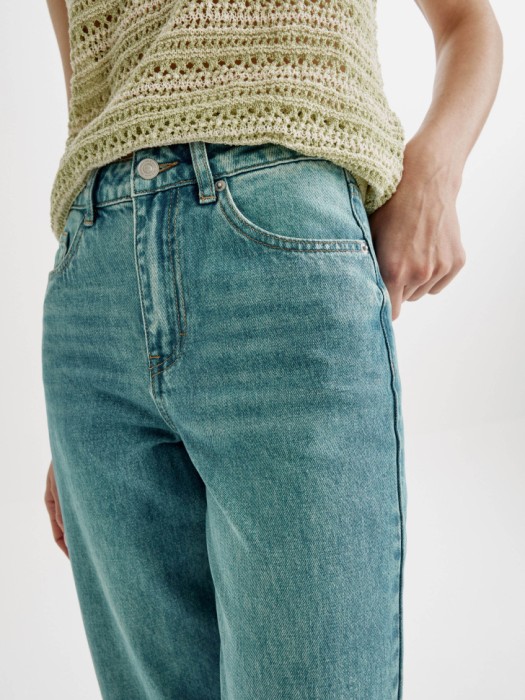 прямые джинсы с необработанным низом из россии вид сбоку