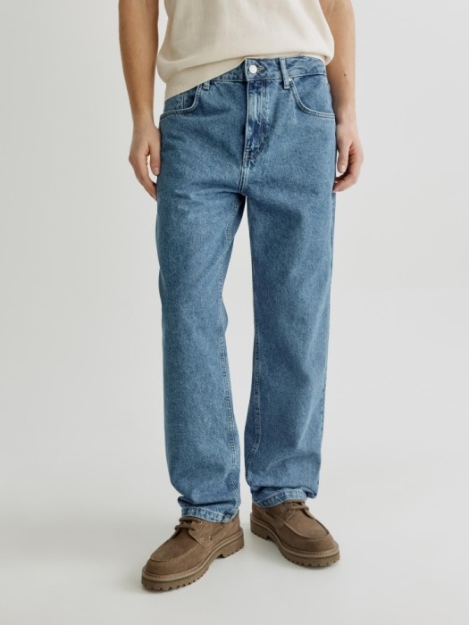 прямые джинсы со средней посадкой от бренда sela вид слева