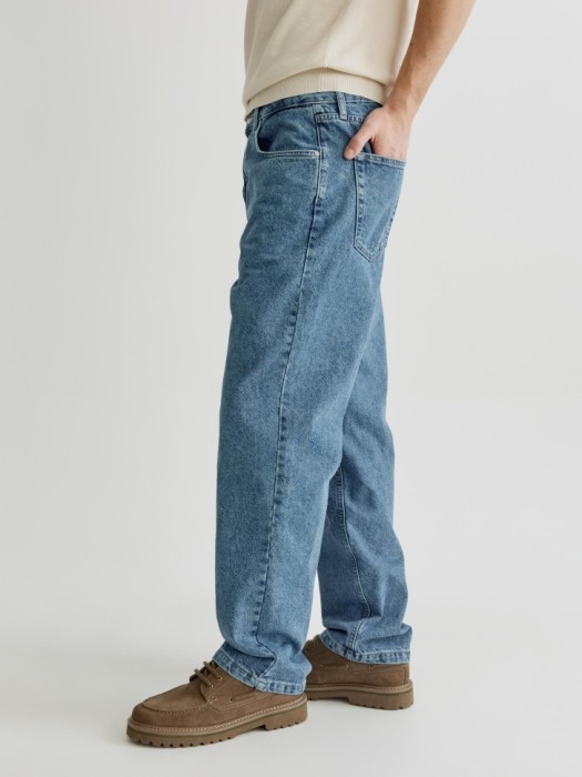 прямые джинсы со средней посадкой по цене 3999 руб вид справа