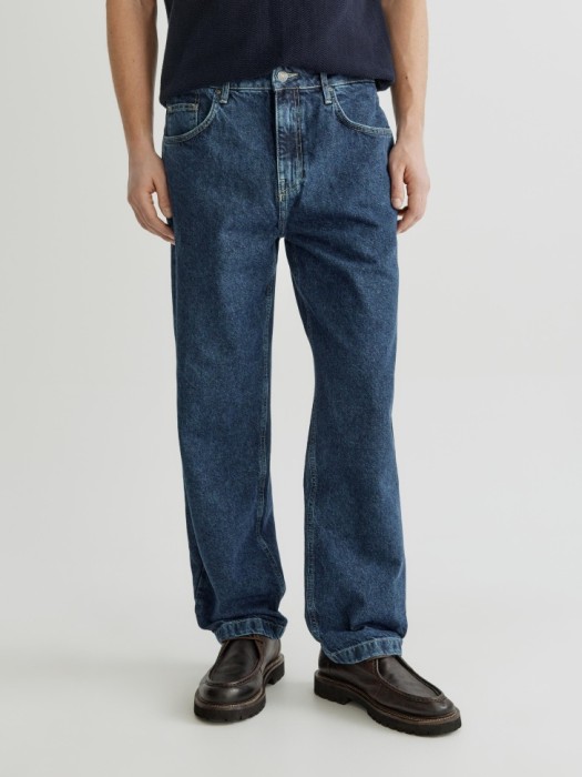 прямые джинсы со средней посадкой от бренда sela вид слева