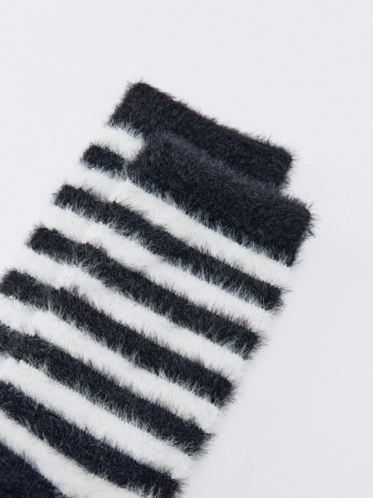 пушистые носки в полоску детские от бренда sela вид слева