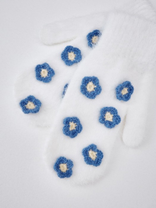 пушистые варежки из линейки  young от бренда sela вид слева