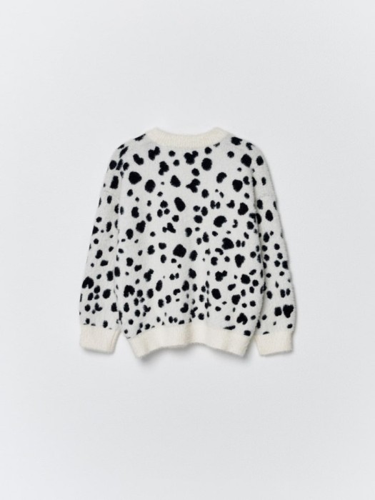 пушистый джемпер оверсайз с принтом для девочек из россии вид сбоку