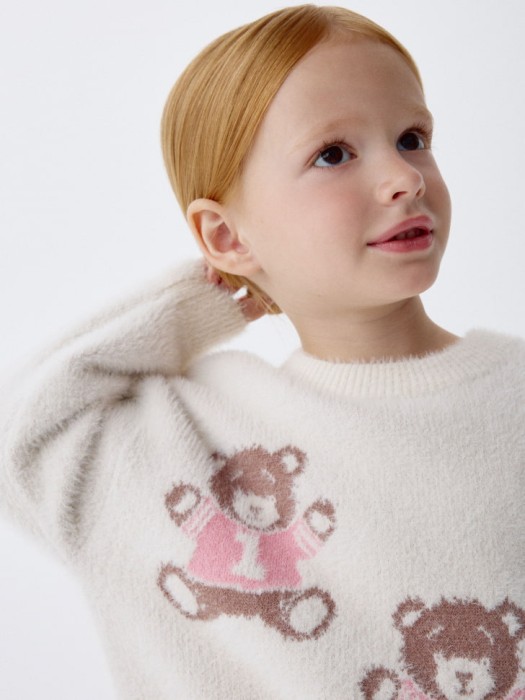 пушистый джемпер оверсайз с принтом для девочек из россии вид сбоку