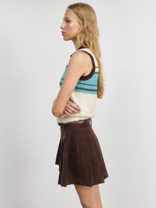 пушистый жилет из линейки  young из россии вид сбоку