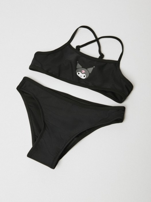 раздельный купальник с принтом kuromi для девочек от бренда sela вид слева