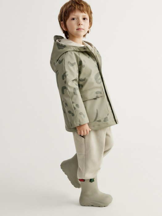 резиновые сапоги c декором для мальчиков от бренда sela вид слева