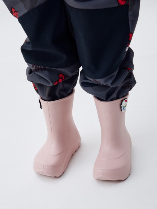 резиновые сапоги c декором hello kitty для девочек от бренда sela вид слева
