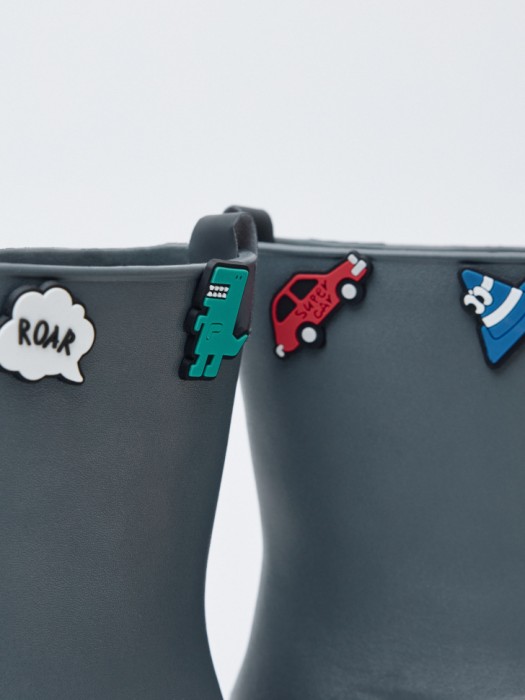 резиновые сапоги с декором для мальчиков из хлопка спереди