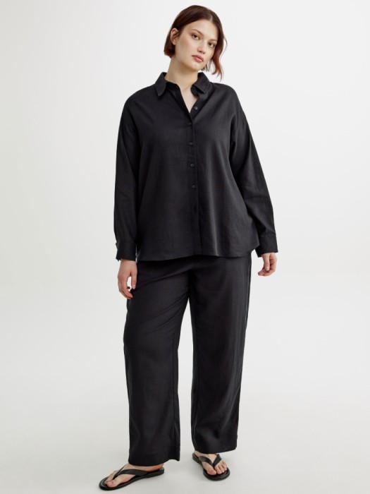 рубашка классическая из льна и вискозы от бренда sela вид слева