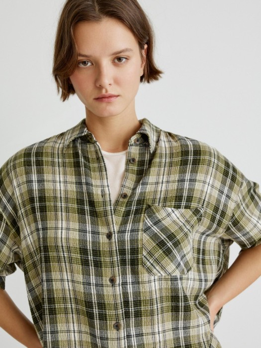 рубашка оверсайз в клетку от бренда sela вид слева