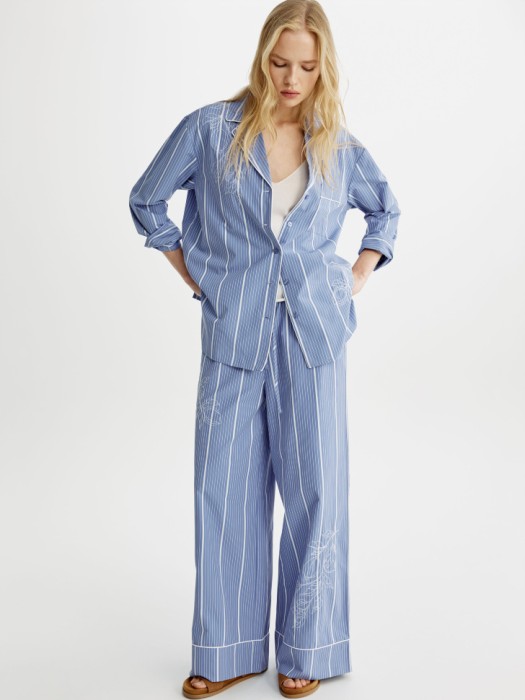 рубашка оверсайз в полоску с вышивкой из смесового хлопка от бренда sela вид слева