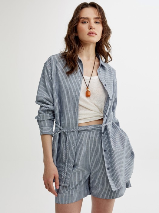 рубашка прямого кроя с тонким поясом из россии вид сбоку