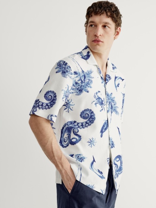 рубашка с коротким рукавом и принтом из россии вид сбоку