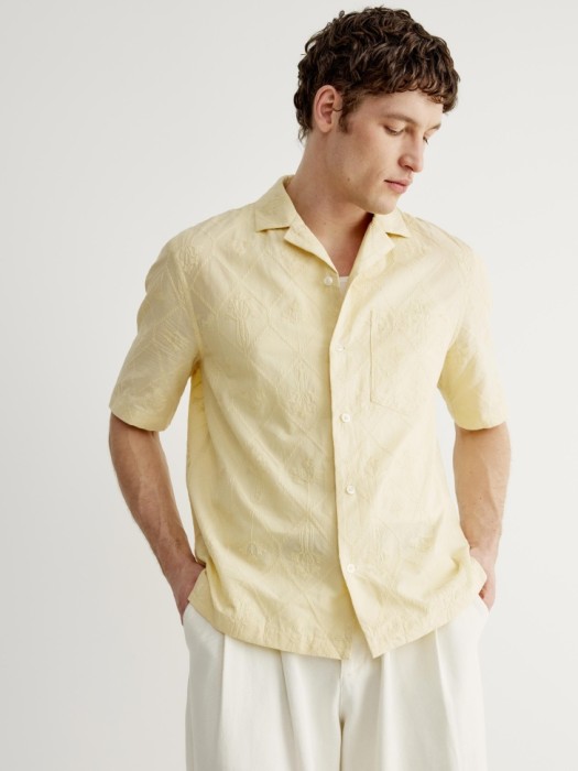 рубашка с коротким рукавом и вышивкой из россии вид сбоку