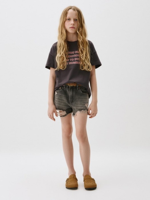 рваные джинсовые шорты для девочек от бренда sela вид слева