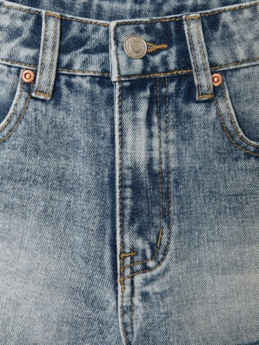рваные джинсовые шорты для девочек из россии вид сбоку