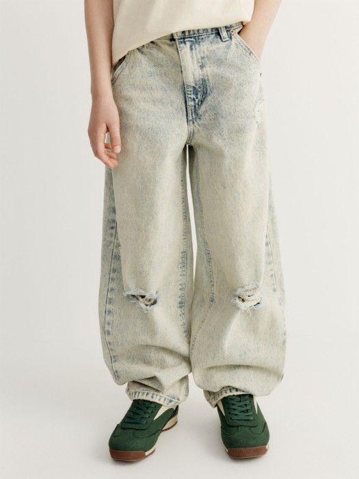 рваные джинсы багги детские от бренда sela вид слева