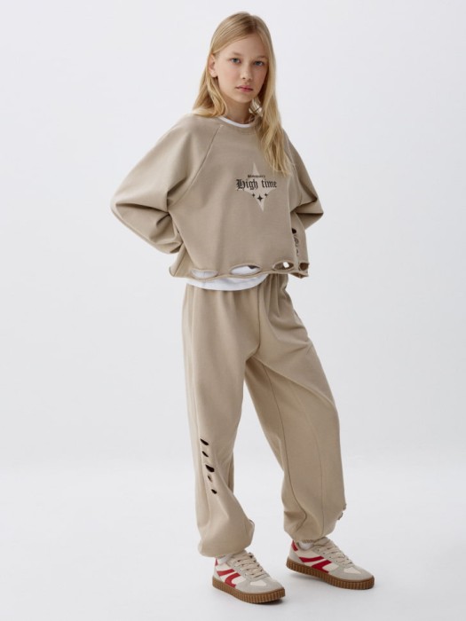 рваные джоггеры оверсайз для девочек от бренда sela вид слева