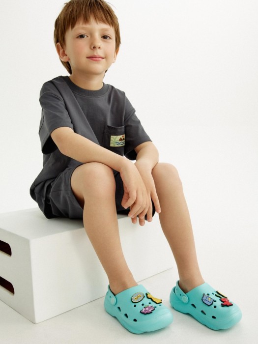 сабо с декором для мальчиков от бренда sela вид слева