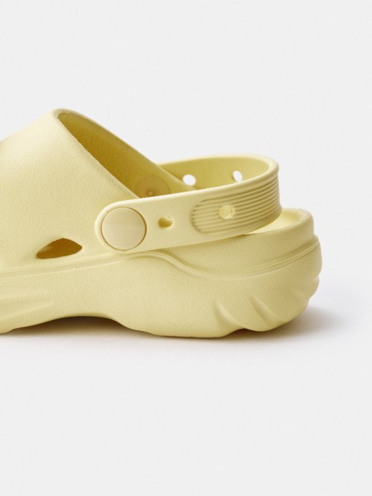 сабо с объемным декором для девочек из проверенных материалов спереди