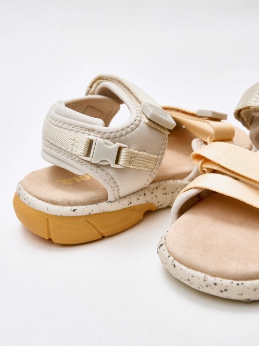 сандалии на липучках для девочек от бренда sela вид слева