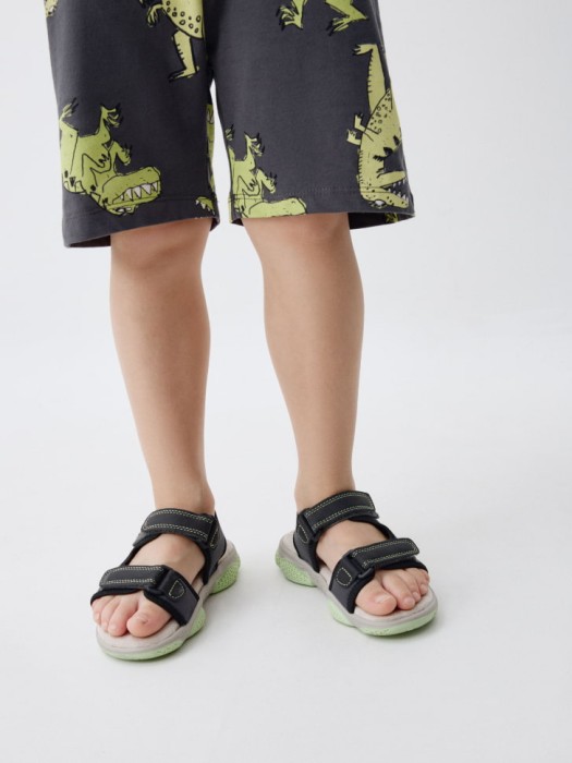 сандалии на липучках для мальчиков от бренда sela вид слева