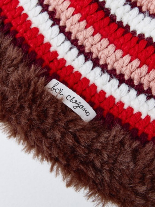 шапка с меховой отделкой для девочек от бренда sela вид слева