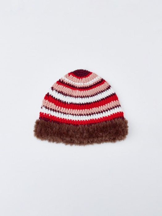 шапка с меховой отделкой для девочек по цене 599 руб вид справа