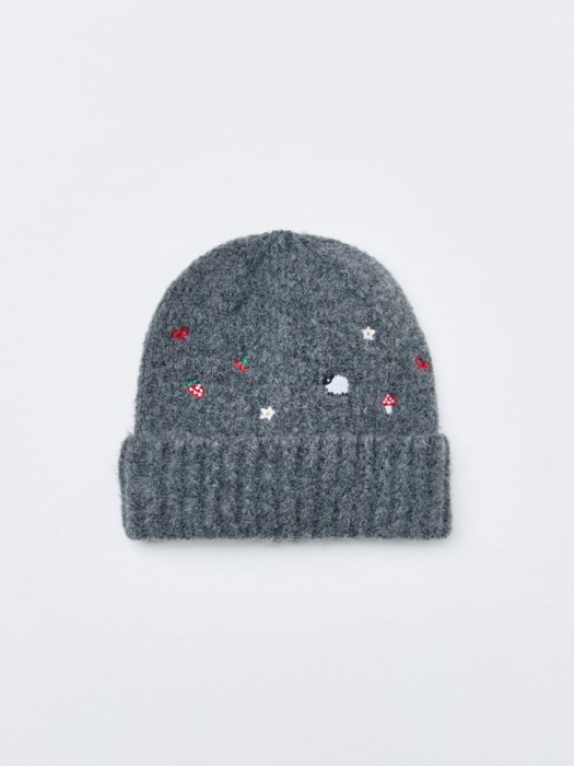 шапка с вышивкой для девочек от бренда sela вид слева