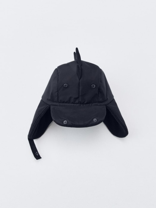 шапка-ушанка с гребнем динозавра для мальчиков от бренда sela вид слева