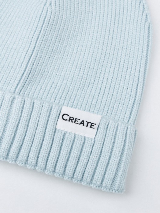 шапка в рубчик с патчем от бренда sela вид слева