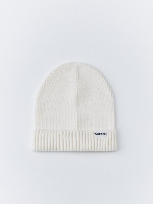 шапка в рубчик с патчем от бренда sela вид слева