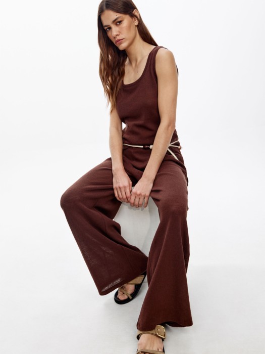 широкие брюки фактурной вязки от бренда sela вид слева