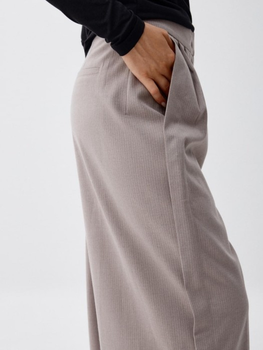 широкие брюки из костюмной ткани из россии вид сбоку