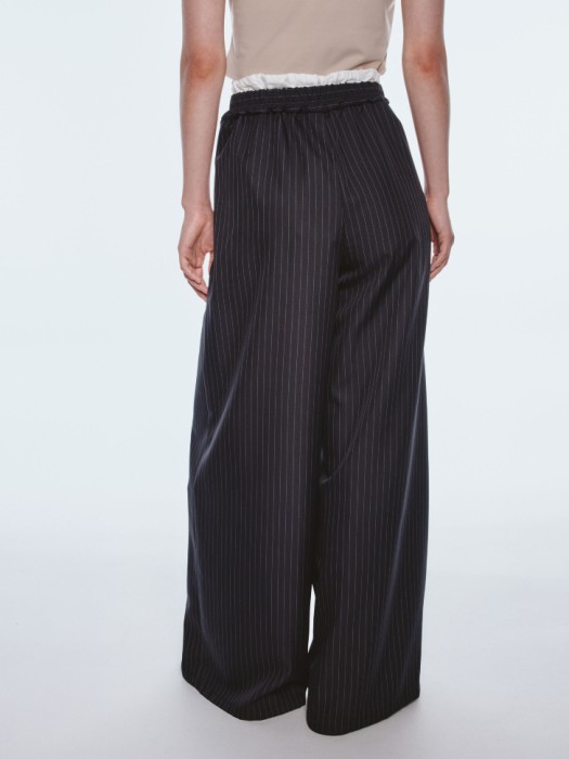 широкие брюки из линейки  young из россии вид сбоку