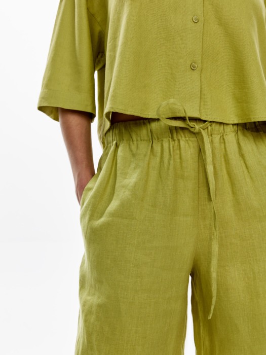 широкие брюки из льна из россии вид сбоку