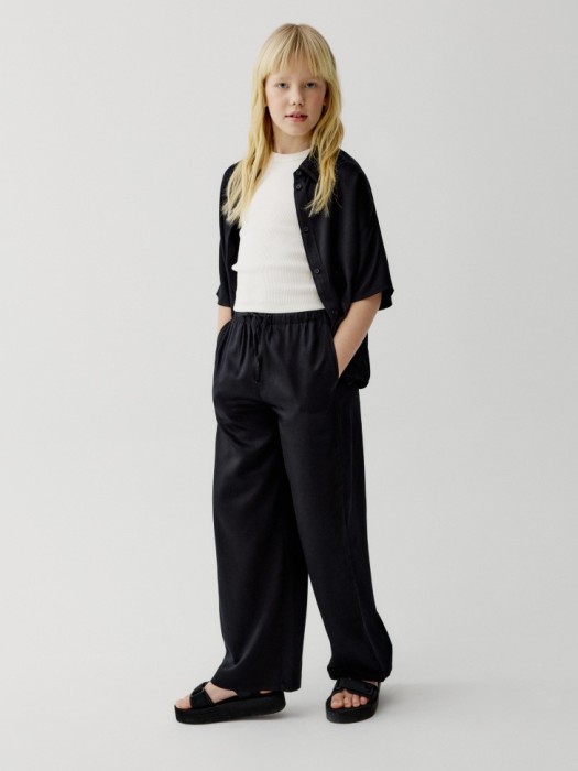 широкие брюки из сатиновой вискозы для девочек от бренда sela вид слева