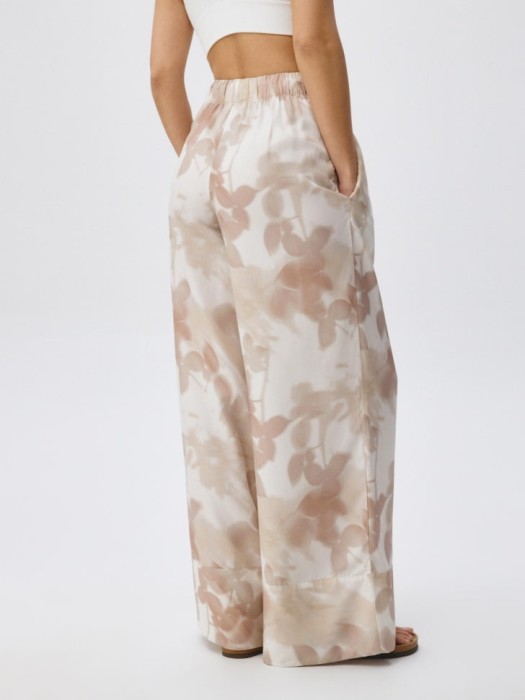 широкие брюки из тенселя из россии вид сбоку