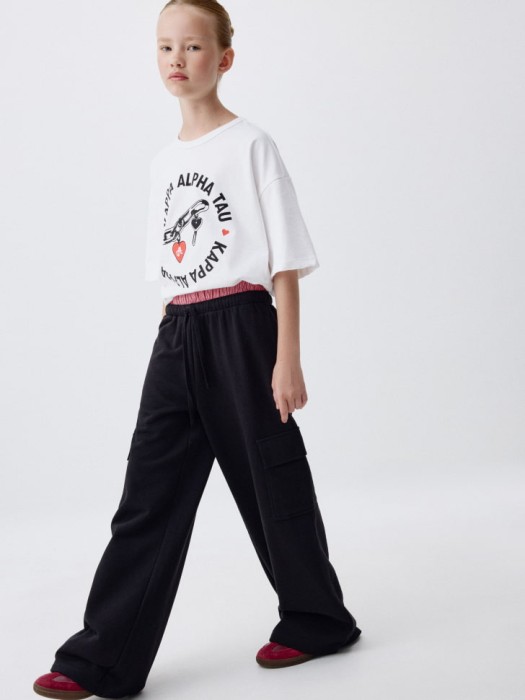 широкие брюки карго с двойным поясом для девочек от бренда sela вид слева