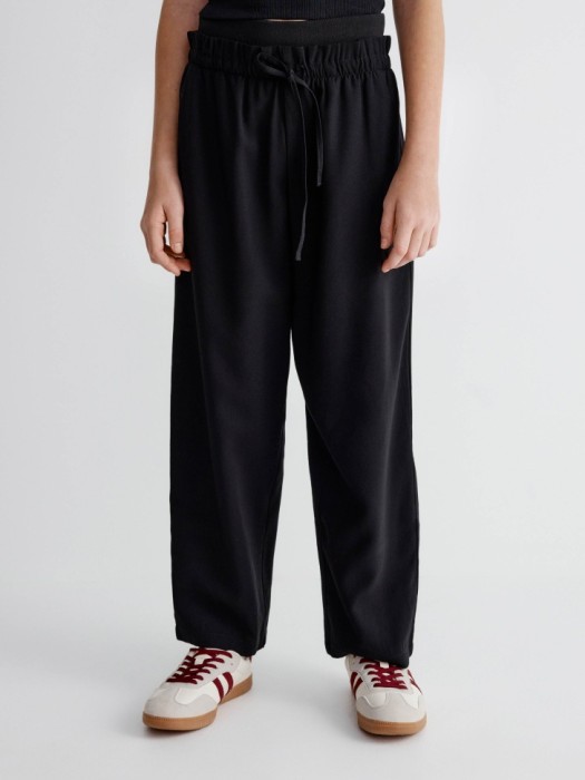 широкие брюки с двойным поясом для девочек от бренда sela вид слева