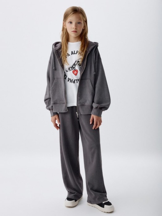 широкие брюки с эффектом стирки для девочек от бренда sela вид слева