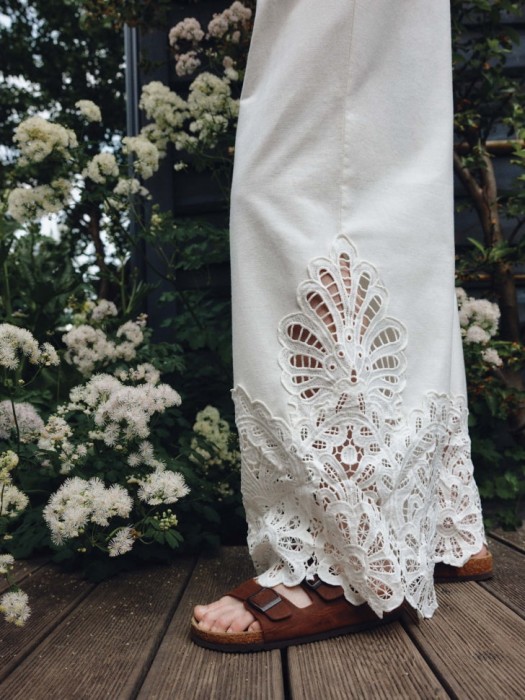 широкие брюки с кружевом от бренда sela вид слева