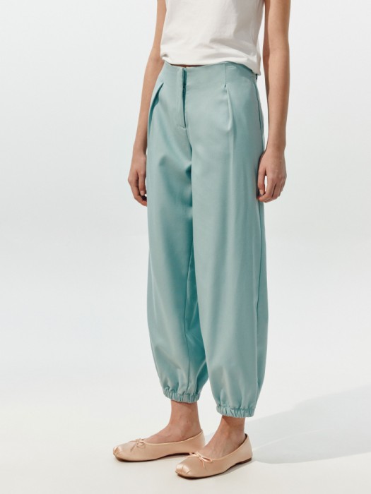 широкие брюки с резинкой по низу из линейки  young из россии вид сбоку