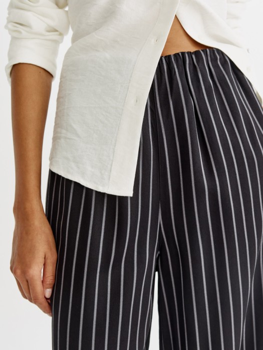 широкие брюки с высокой посадкой из вискозы от бренда sela вид слева