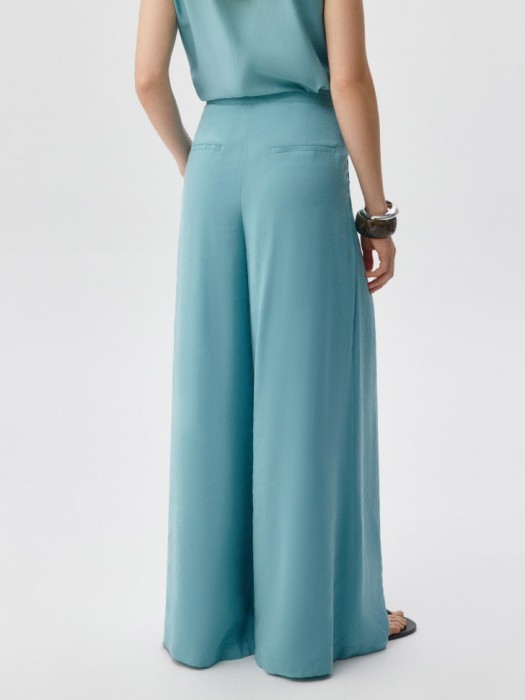 широкие брюки по цене 2499 руб вид справа