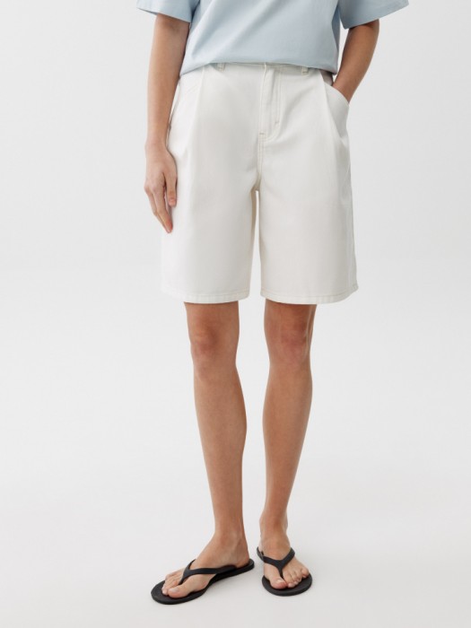 широкие джинсовые шорты со складками от бренда sela вид слева