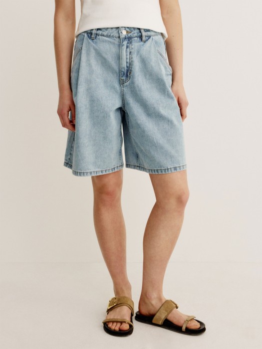 широкие джинсовые шорты со складками от бренда sela вид слева