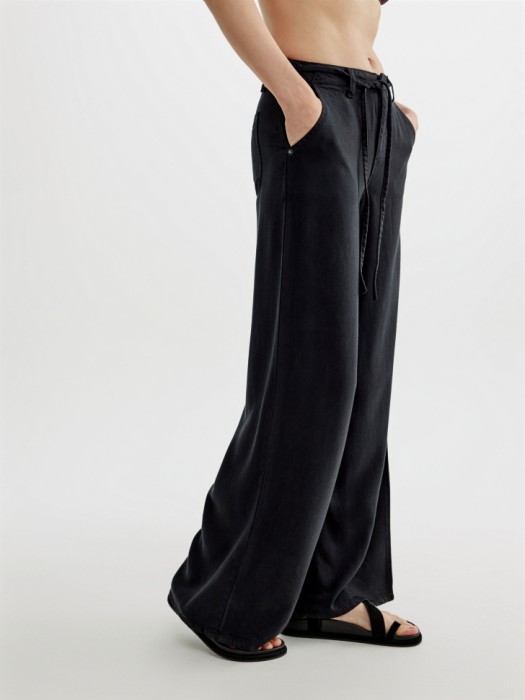 широкие джинсы из лиоцелла по цене 5599 руб вид справа