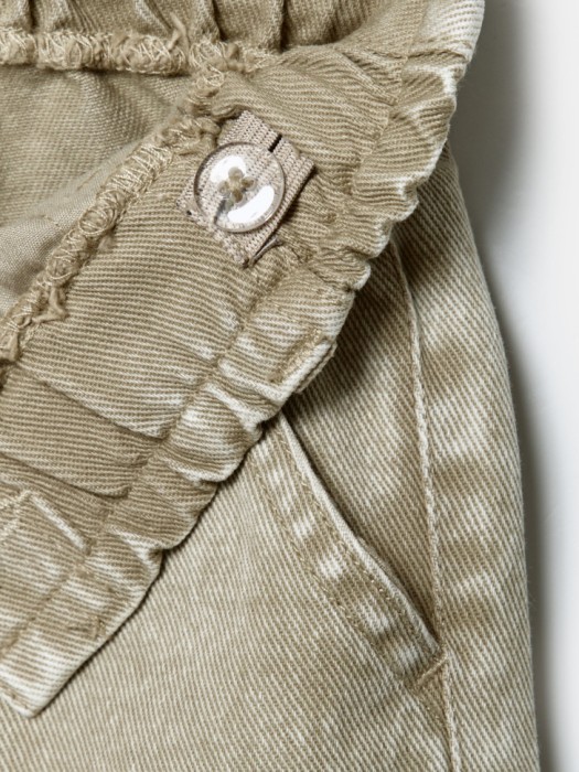 широкие джинсы на резинке для девочек из хлопка спереди